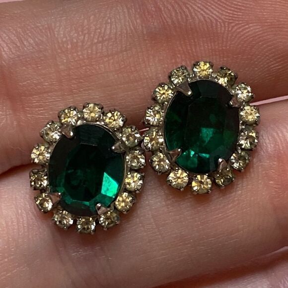 💛 Silver Tone Emerald Green & White Crystal Earrings - Picture 4 of 5